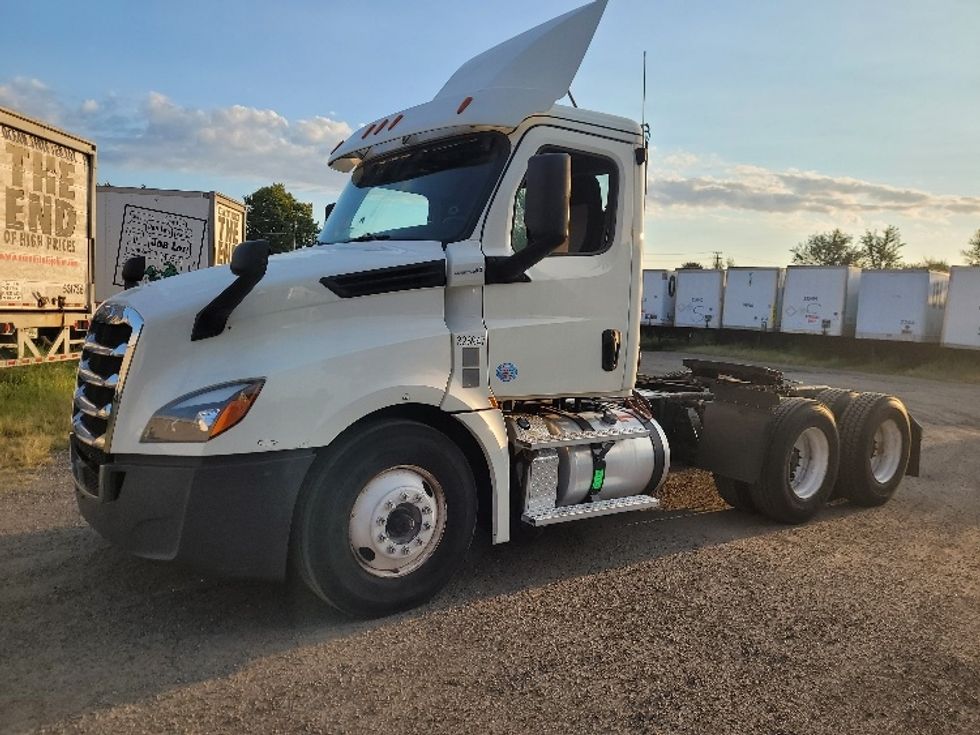 Day Cab Tractor-Heavy Duty Tractors-Freightliner-2019-T12664ST-Fitchburg-MA-442,792\n\t\tmiles-$ 47,500 - Image 3