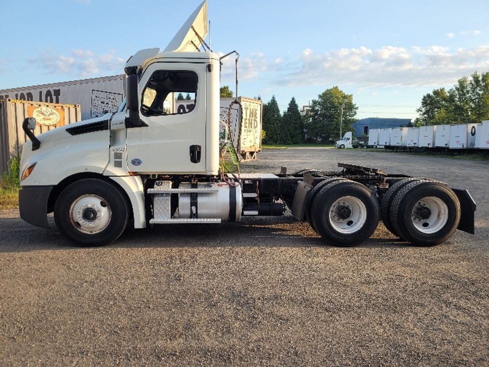 Day Cab Tractor-Heavy Duty Tractors-Freightliner-2019-T12664ST-Fitchburg-MA-442,792\n\t\tmiles-$ 47,500 - Image 4