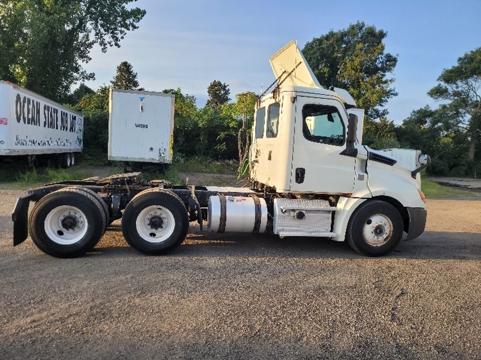 Day Cab Tractor-Heavy Duty Tractors-Freightliner-2019-T12664ST-Fitchburg-MA-442,792\n\t\tmiles-$ 47,500 - Image 8