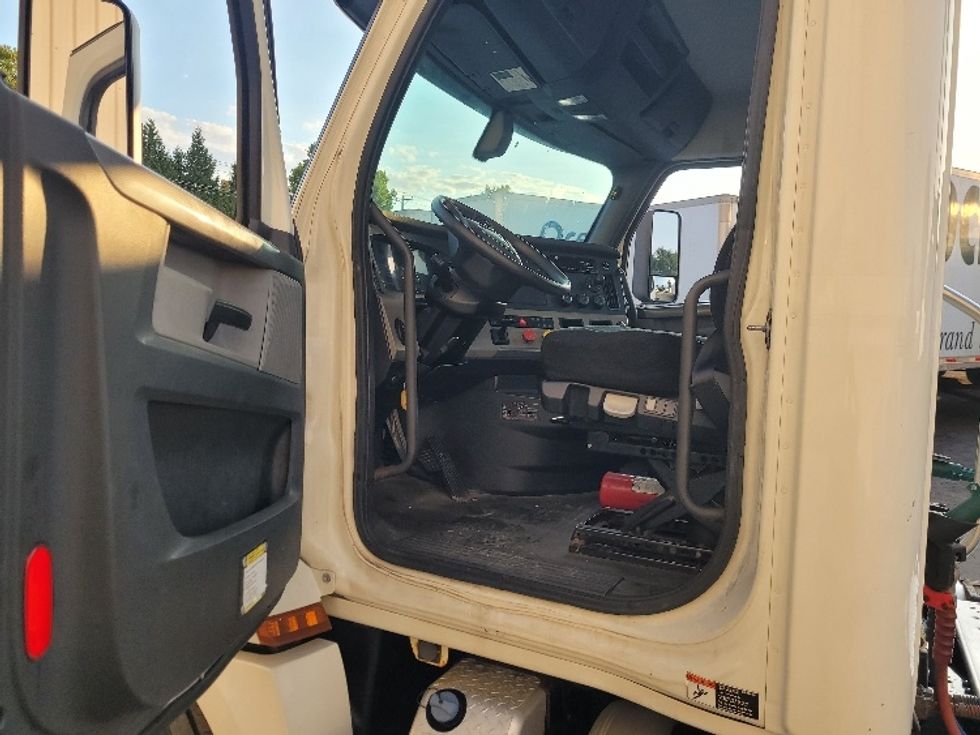 Day Cab Tractor-Heavy Duty Tractors-Freightliner-2019-T12664ST-Fitchburg-MA-442,792\n\t\tmiles-$ 47,500 - Image 9