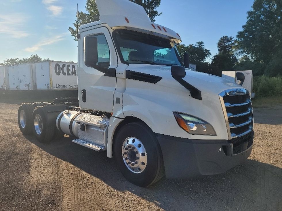 Day Cab Tractor-Heavy Duty Tractors-Freightliner-2019-T12664ST-Fitchburg-MA-453,703\n\t\tmiles-$ 47,750 - Image 1