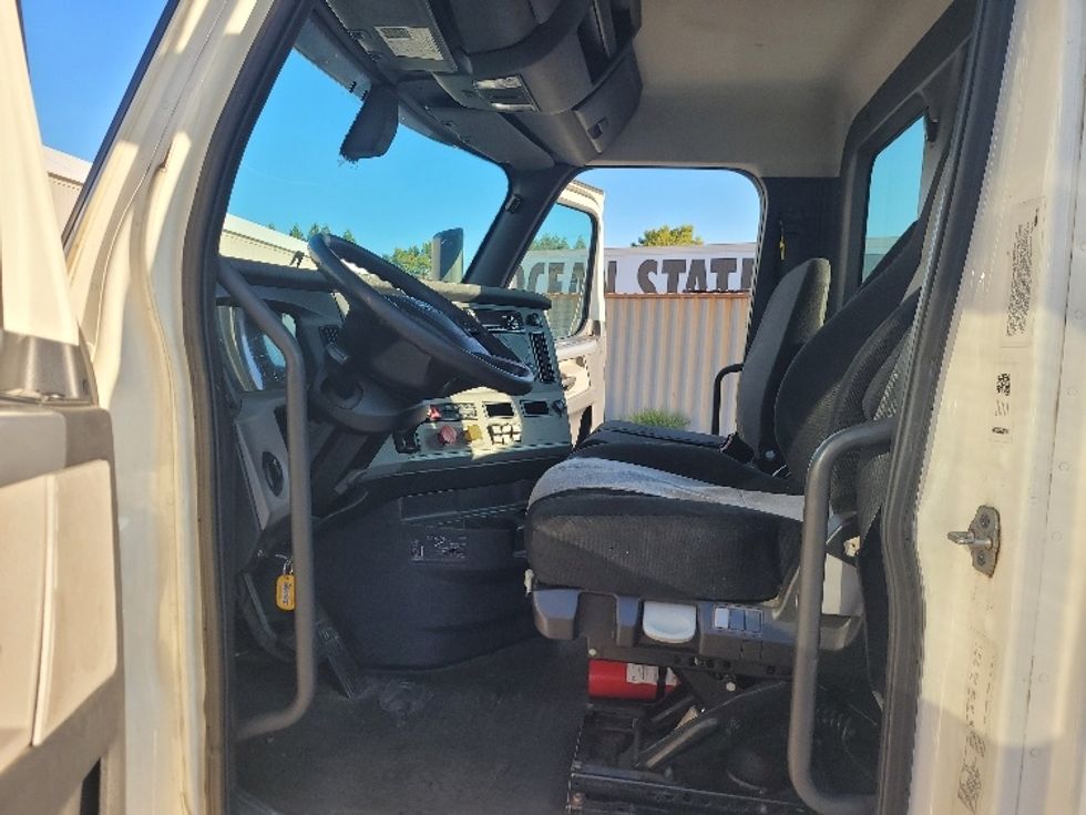 Day Cab Tractor-Heavy Duty Tractors-Freightliner-2019-T12664ST-Fitchburg-MA-453,703\n\t\tmiles-$ 47,750 - Image 10