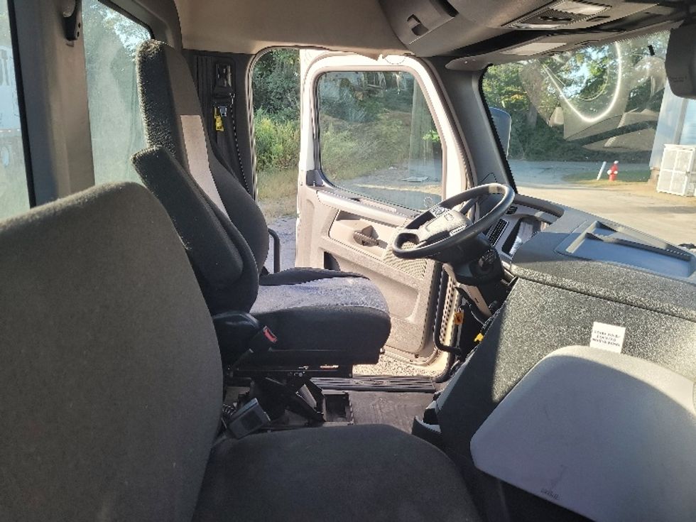 Day Cab Tractor-Heavy Duty Tractors-Freightliner-2019-T12664ST-Fitchburg-MA-453,703\n\t\tmiles-$ 47,750 - Image 14