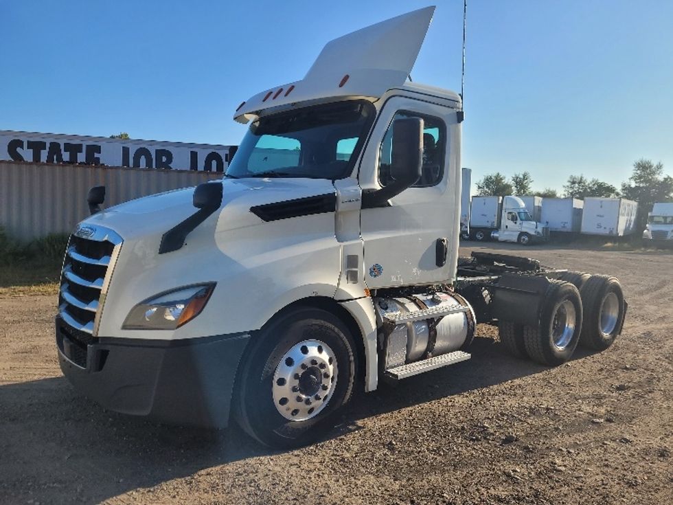 Day Cab Tractor-Heavy Duty Tractors-Freightliner-2019-T12664ST-Fitchburg-MA-453,703\n\t\tmiles-$ 47,750 - Image 3