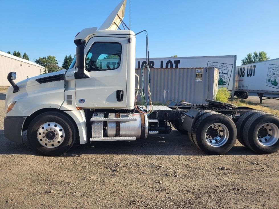 Day Cab Tractor-Heavy Duty Tractors-Freightliner-2019-T12664ST-Fitchburg-MA-453,703\n\t\tmiles-$ 47,750 - Image 4