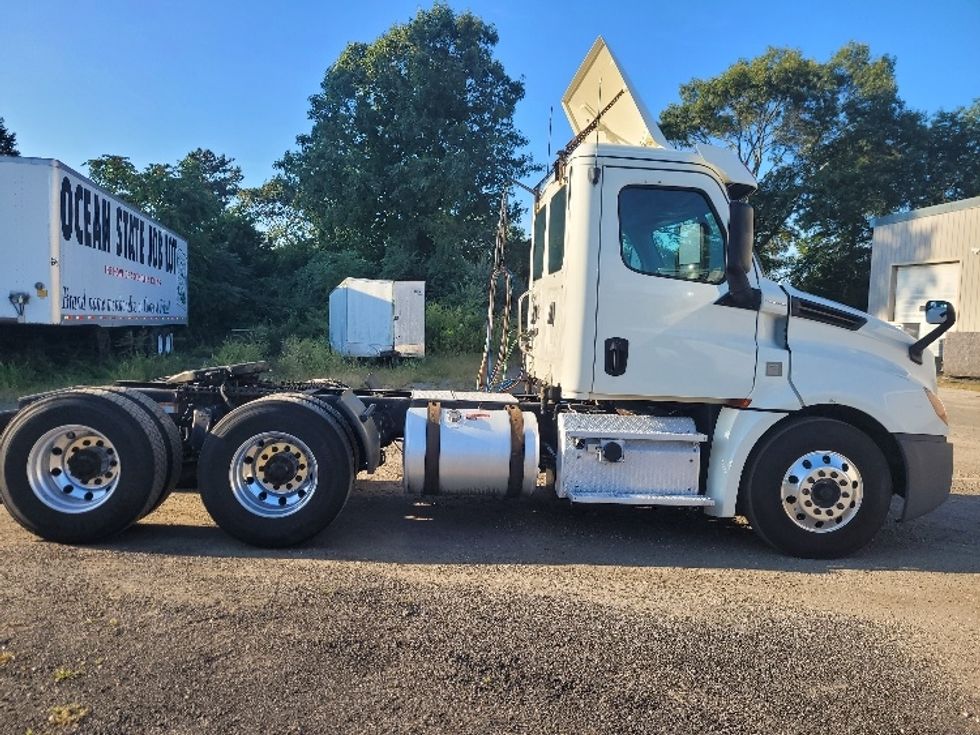 Day Cab Tractor-Heavy Duty Tractors-Freightliner-2019-T12664ST-Fitchburg-MA-453,703\n\t\tmiles-$ 47,750 - Image 8
