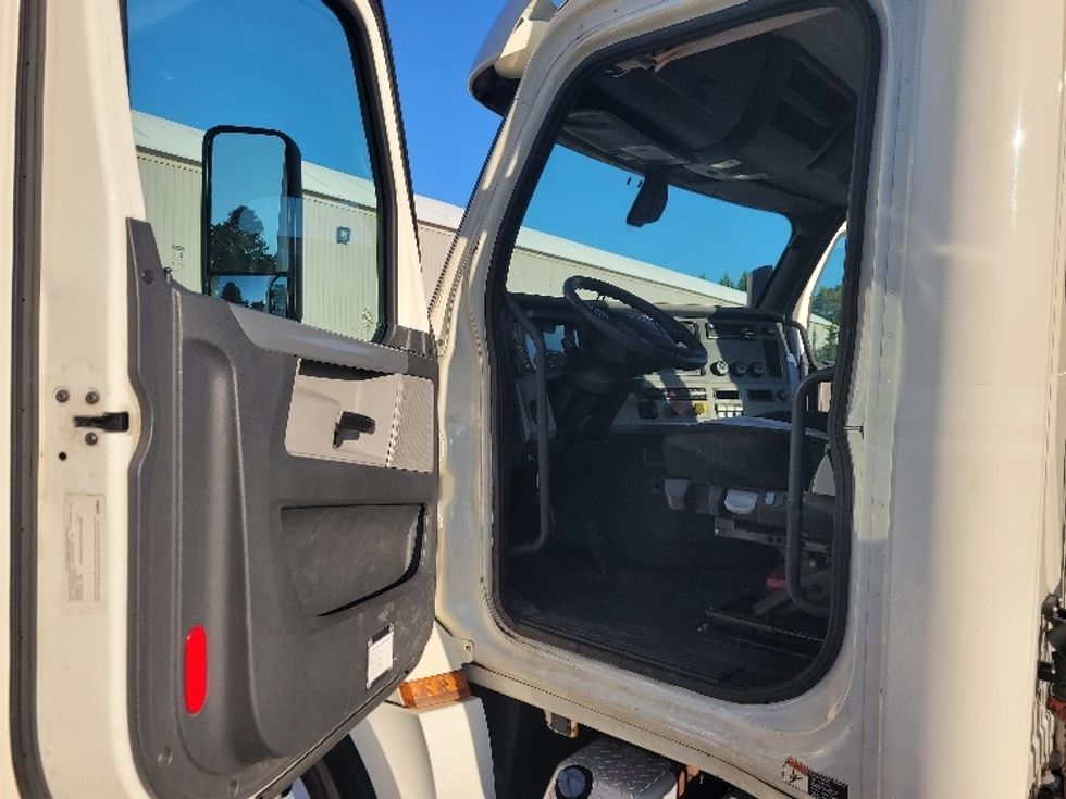 Day Cab Tractor-Heavy Duty Tractors-Freightliner-2019-T12664ST-Fitchburg-MA-453,703\n\t\tmiles-$ 47,750 - Image 9