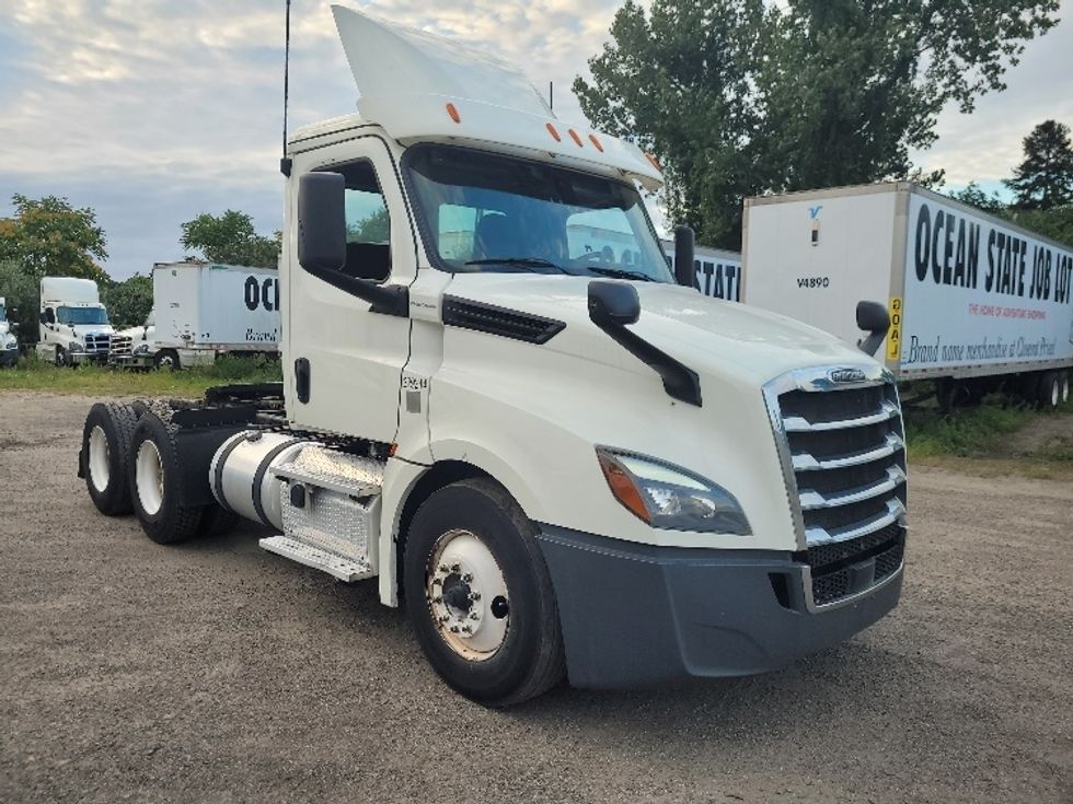 Day Cab Tractor-Heavy Duty Tractors-Freightliner-2019-T12664ST-Fitchburg-MA-486,871\n\t\tmiles-$ 43,750 - Image 1