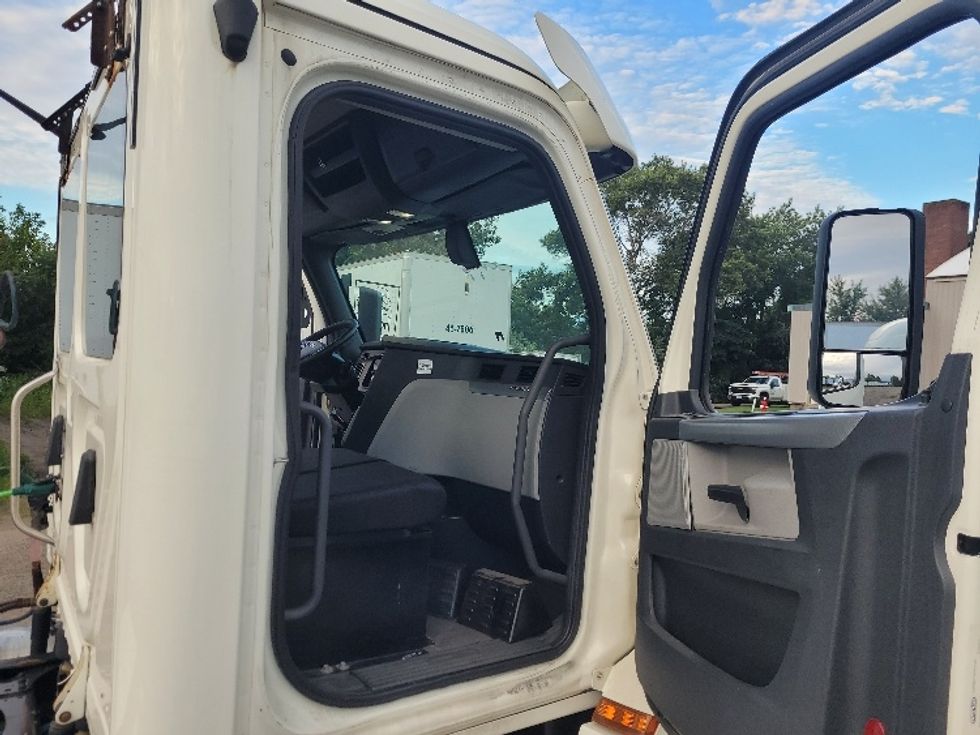 Day Cab Tractor-Heavy Duty Tractors-Freightliner-2019-T12664ST-Fitchburg-MA-486,871\n\t\tmiles-$ 43,750 - Image 12