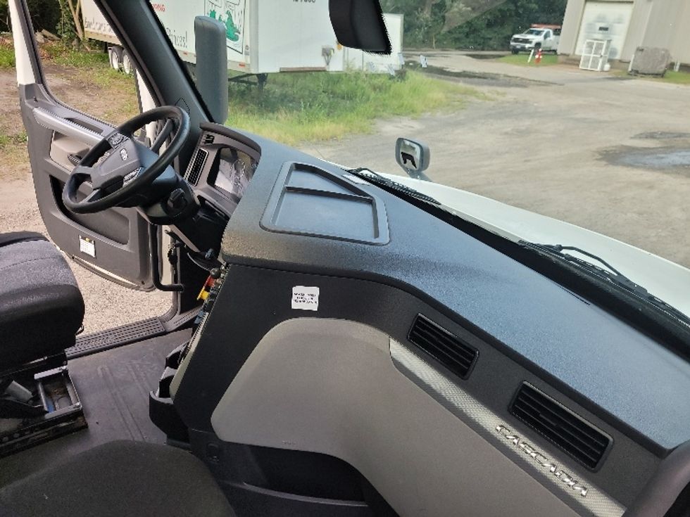 Day Cab Tractor-Heavy Duty Tractors-Freightliner-2019-T12664ST-Fitchburg-MA-486,871\n\t\tmiles-$ 43,750 - Image 13