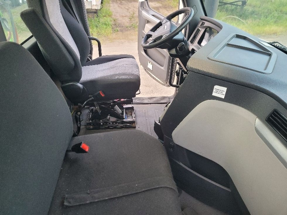 Day Cab Tractor-Heavy Duty Tractors-Freightliner-2019-T12664ST-Fitchburg-MA-486,871\n\t\tmiles-$ 43,750 - Image 14