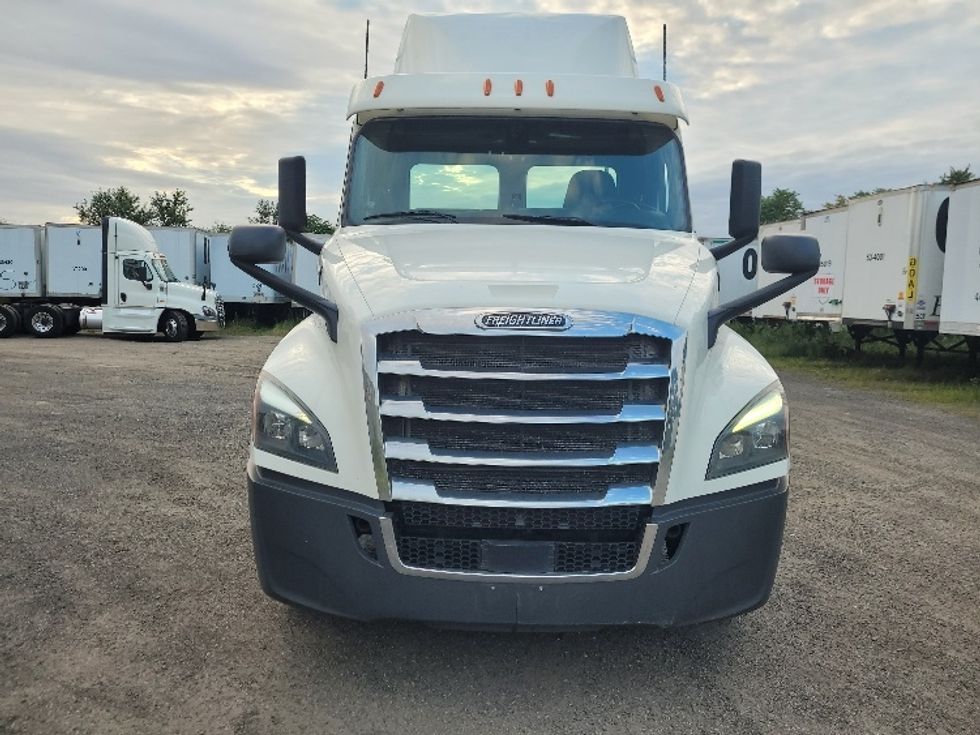 Day Cab Tractor-Heavy Duty Tractors-Freightliner-2019-T12664ST-Fitchburg-MA-486,871\n\t\tmiles-$ 43,750 - Image 2