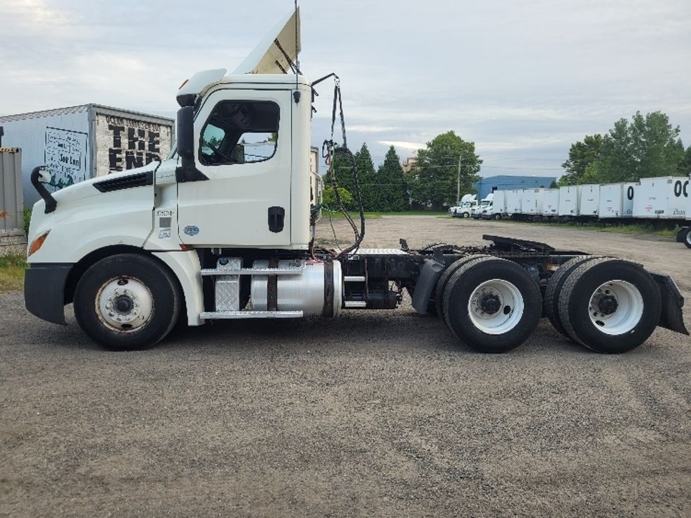 Day Cab Tractor-Heavy Duty Tractors-Freightliner-2019-T12664ST-Fitchburg-MA-486,871\n\t\tmiles-$ 43,750 - Image 4