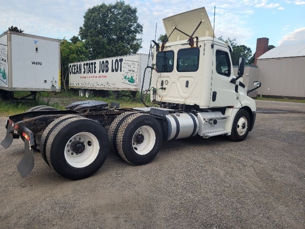 Day Cab Tractor-Heavy Duty Tractors-Freightliner-2019-T12664ST-Fitchburg-MA-486,871\n\t\tmiles-$ 43,750 - Image 7