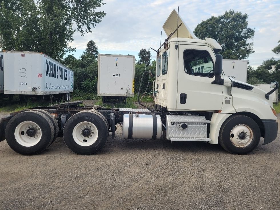 Day Cab Tractor-Heavy Duty Tractors-Freightliner-2019-T12664ST-Fitchburg-MA-486,871\n\t\tmiles-$ 43,750 - Image 8