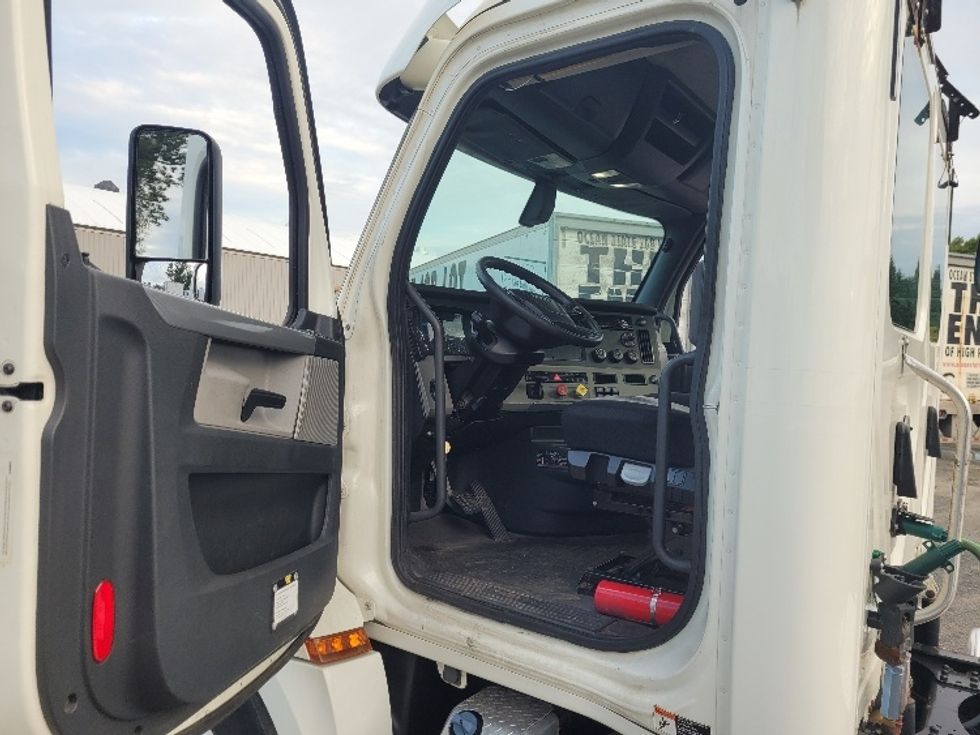 Day Cab Tractor-Heavy Duty Tractors-Freightliner-2019-T12664ST-Fitchburg-MA-486,871\n\t\tmiles-$ 43,750 - Image 9