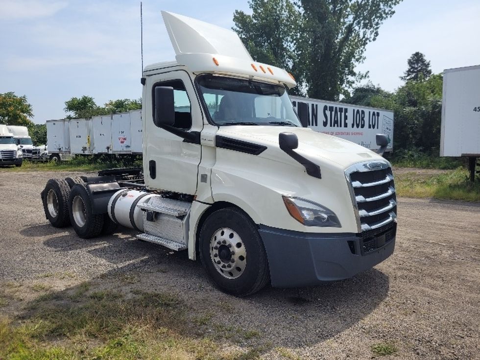 Day Cab Tractor-Heavy Duty Tractors-Freightliner-2019-T12664ST-Fitchburg-MA-487,317\n\t\tmiles-$ 45,000 - Image 1
