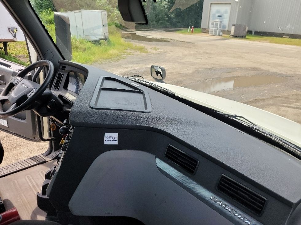 Day Cab Tractor-Heavy Duty Tractors-Freightliner-2019-T12664ST-Fitchburg-MA-487,317\n\t\tmiles-$ 45,000 - Image 12