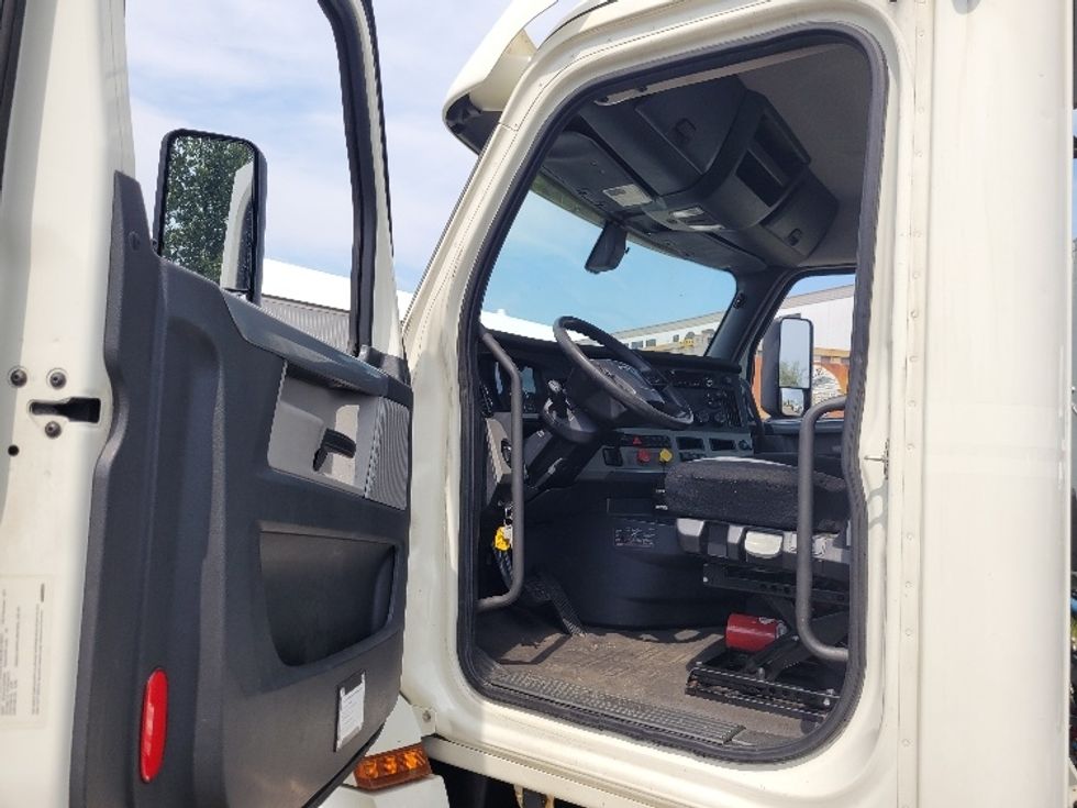 Day Cab Tractor-Heavy Duty Tractors-Freightliner-2019-T12664ST-Fitchburg-MA-487,317\n\t\tmiles-$ 45,000 - Image 9