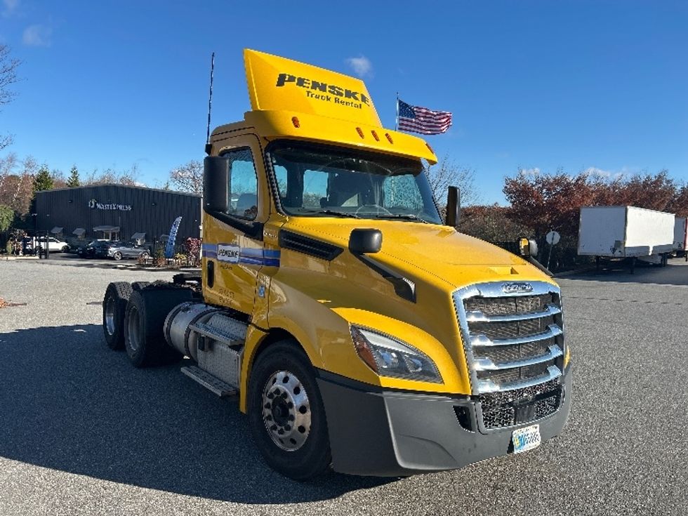 Day Cab Tractor-Heavy Duty Tractors-Freightliner-2019-T12664ST-Fitchburg-MA-494,134\n\t\tmiles-$ 32,500 - Image 1