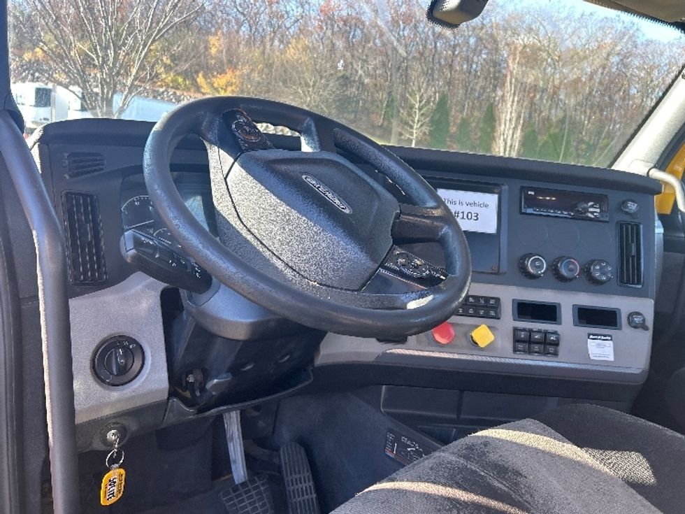 Day Cab Tractor-Heavy Duty Tractors-Freightliner-2019-T12664ST-Fitchburg-MA-494,134\n\t\tmiles-$ 32,500 - Image 10