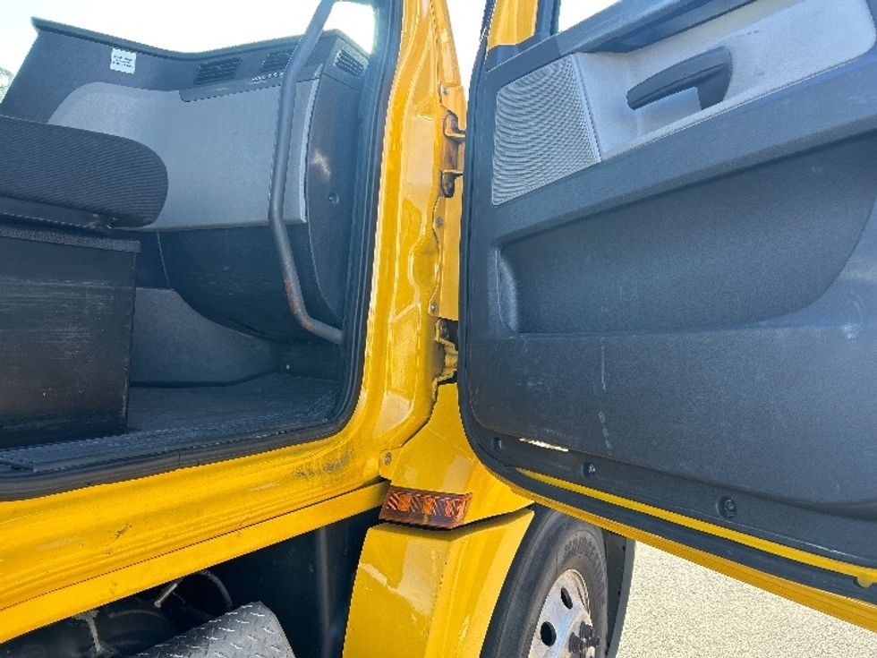 Day Cab Tractor-Heavy Duty Tractors-Freightliner-2019-T12664ST-Fitchburg-MA-494,134\n\t\tmiles-$ 32,500 - Image 12