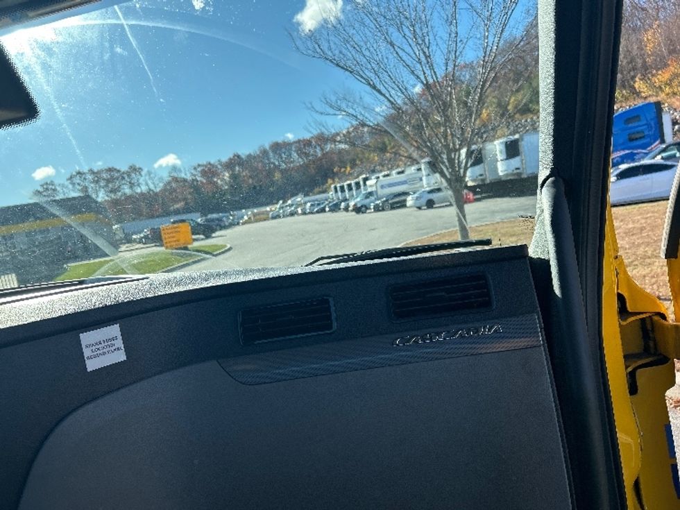 Day Cab Tractor-Heavy Duty Tractors-Freightliner-2019-T12664ST-Fitchburg-MA-494,134\n\t\tmiles-$ 32,500 - Image 13