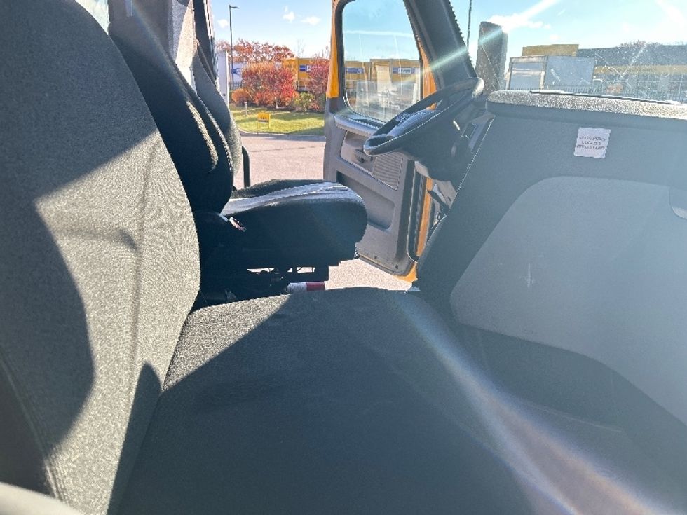 Day Cab Tractor-Heavy Duty Tractors-Freightliner-2019-T12664ST-Fitchburg-MA-494,134\n\t\tmiles-$ 32,500 - Image 14