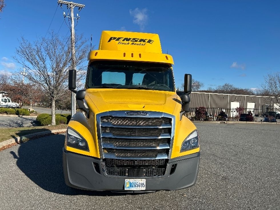 Day Cab Tractor-Heavy Duty Tractors-Freightliner-2019-T12664ST-Fitchburg-MA-494,134\n\t\tmiles-$ 32,500 - Image 2