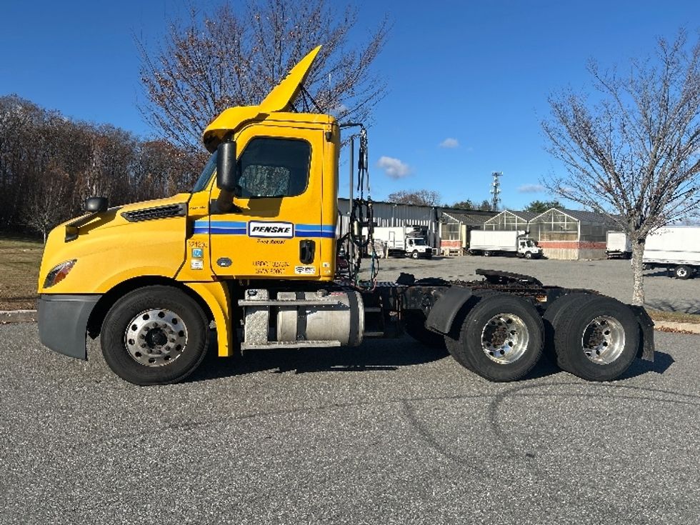Day Cab Tractor-Heavy Duty Tractors-Freightliner-2019-T12664ST-Fitchburg-MA-494,134\n\t\tmiles-$ 32,500 - Image 4