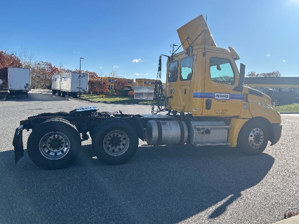 Day Cab Tractor-Heavy Duty Tractors-Freightliner-2019-T12664ST-Fitchburg-MA-494,134\n\t\tmiles-$ 32,500 - Image 8