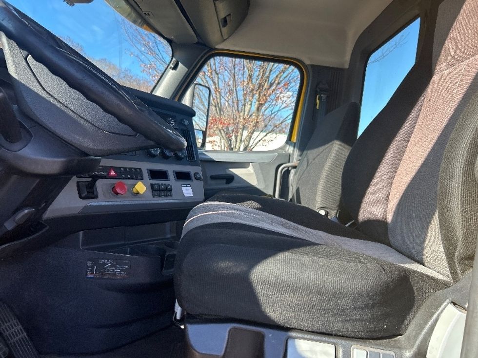 Day Cab Tractor-Heavy Duty Tractors-Freightliner-2019-T12664ST-Fitchburg-MA-494,134\n\t\tmiles-$ 32,500 - Image 9