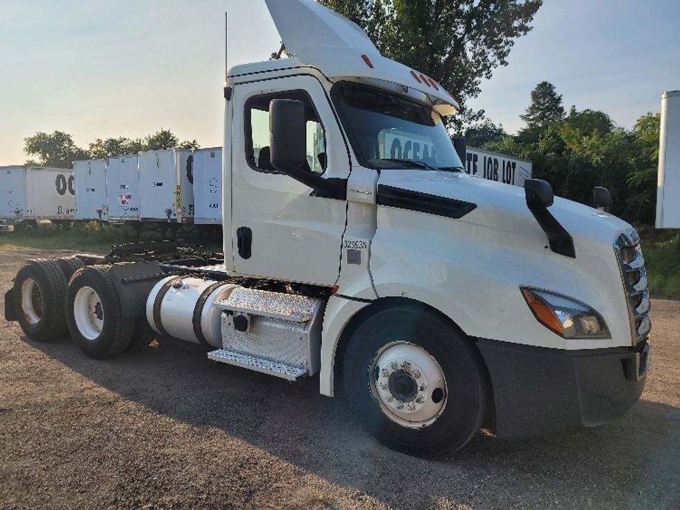 Day Cab Tractor-Heavy Duty Tractors-Freightliner-2019-T12664ST-Fitchburg-MA-506,300\n\t\tmiles-$ 42,000 - Image 1