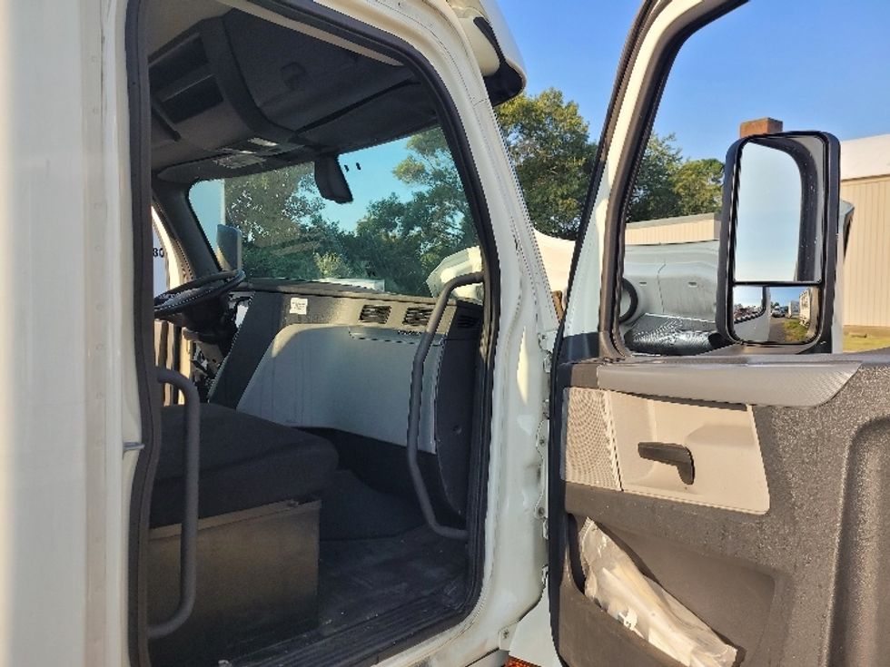 Day Cab Tractor-Heavy Duty Tractors-Freightliner-2019-T12664ST-Fitchburg-MA-506,300\n\t\tmiles-$ 42,000 - Image 12