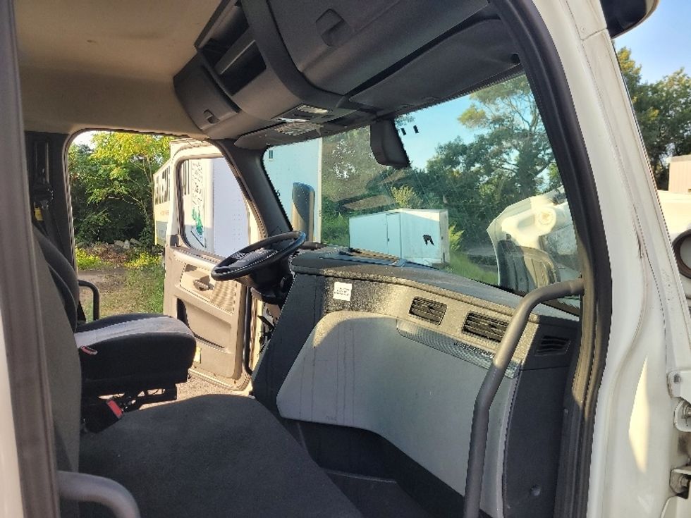 Day Cab Tractor-Heavy Duty Tractors-Freightliner-2019-T12664ST-Fitchburg-MA-506,300\n\t\tmiles-$ 42,000 - Image 13