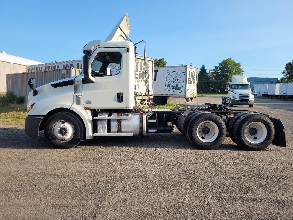 Day Cab Tractor-Heavy Duty Tractors-Freightliner-2019-T12664ST-Fitchburg-MA-506,300\n\t\tmiles-$ 42,000 - Image 4