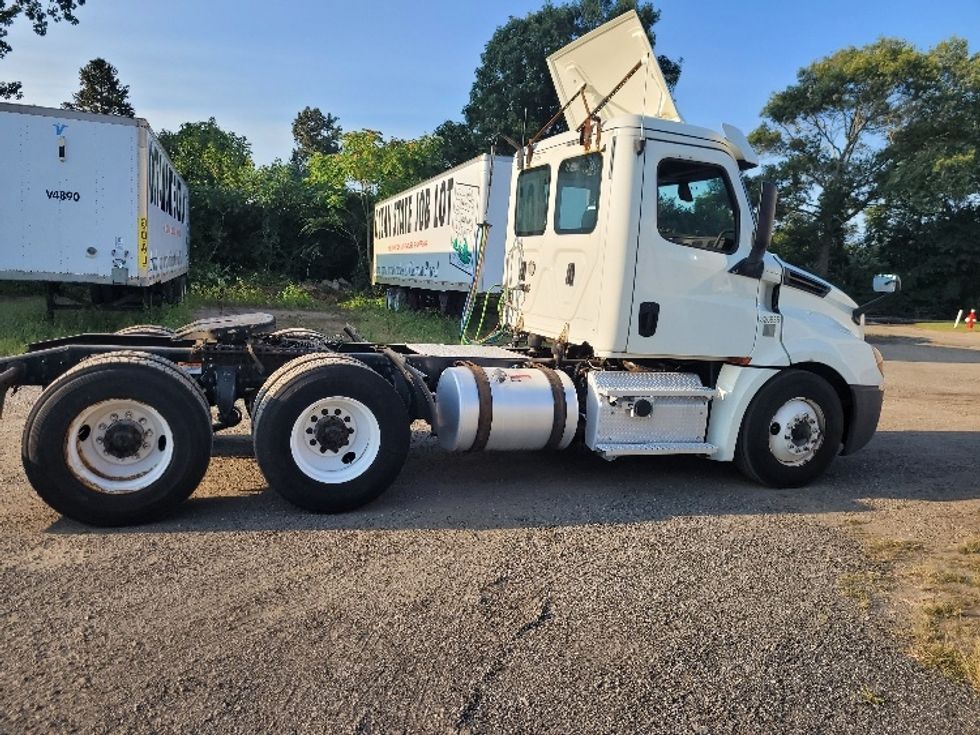 Day Cab Tractor-Heavy Duty Tractors-Freightliner-2019-T12664ST-Fitchburg-MA-506,300\n\t\tmiles-$ 42,000 - Image 8
