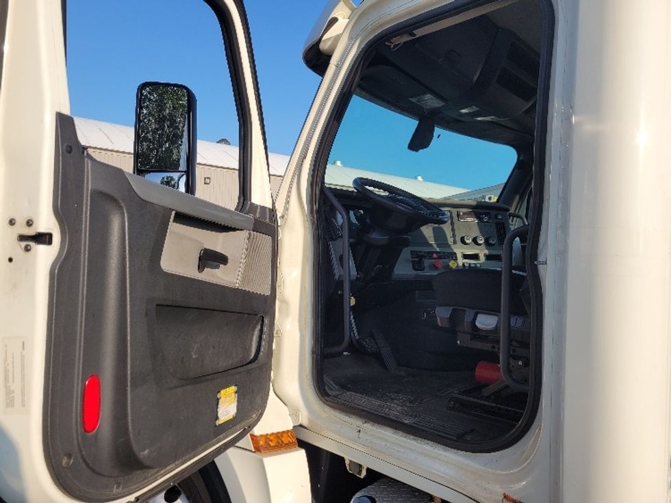 Day Cab Tractor-Heavy Duty Tractors-Freightliner-2019-T12664ST-Fitchburg-MA-506,300\n\t\tmiles-$ 42,000 - Image 9