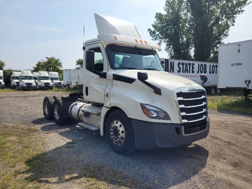 Day Cab Tractor-Heavy Duty Tractors-Freightliner-2019-T12664ST-Fitchburg-MA-531,577\n\t\tmiles-$ 41,250 - Image 1