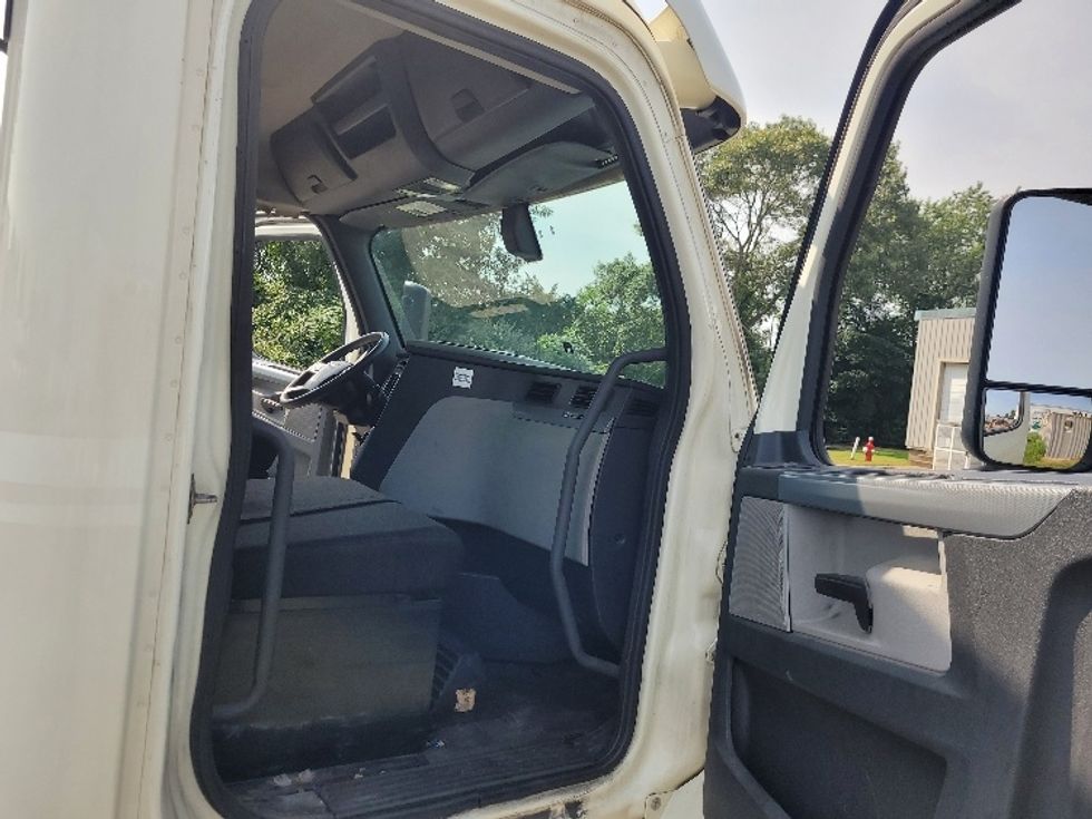 Day Cab Tractor-Heavy Duty Tractors-Freightliner-2019-T12664ST-Fitchburg-MA-531,577\n\t\tmiles-$ 41,250 - Image 12