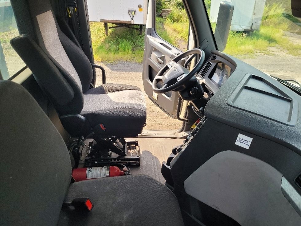 Day Cab Tractor-Heavy Duty Tractors-Freightliner-2019-T12664ST-Fitchburg-MA-531,577\n\t\tmiles-$ 41,250 - Image 14