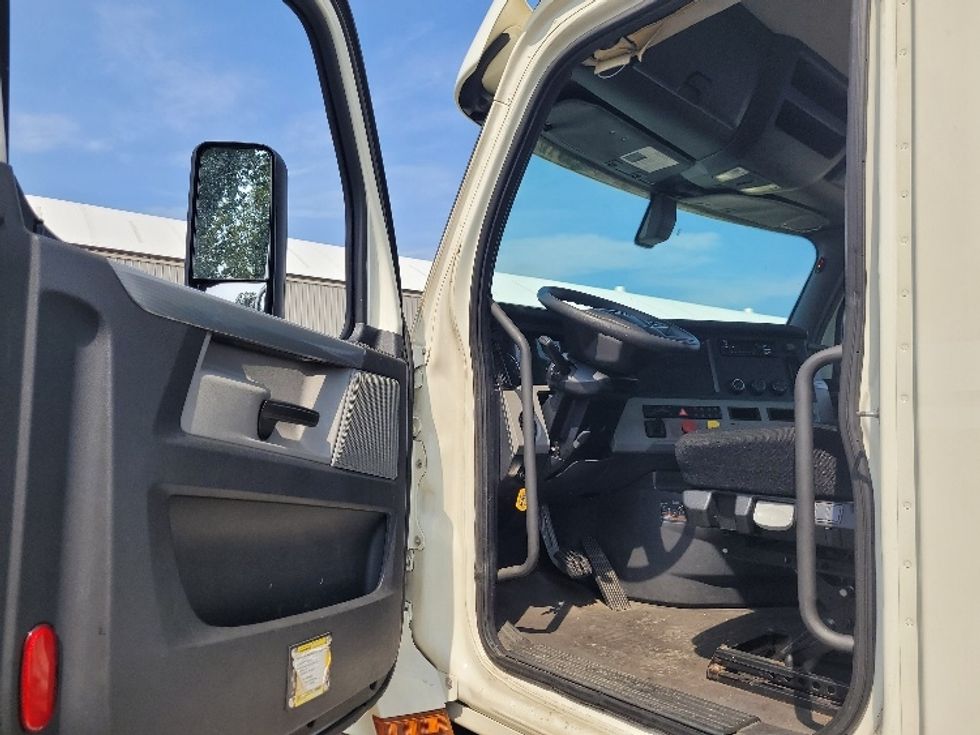 Day Cab Tractor-Heavy Duty Tractors-Freightliner-2019-T12664ST-Fitchburg-MA-531,577\n\t\tmiles-$ 41,250 - Image 9