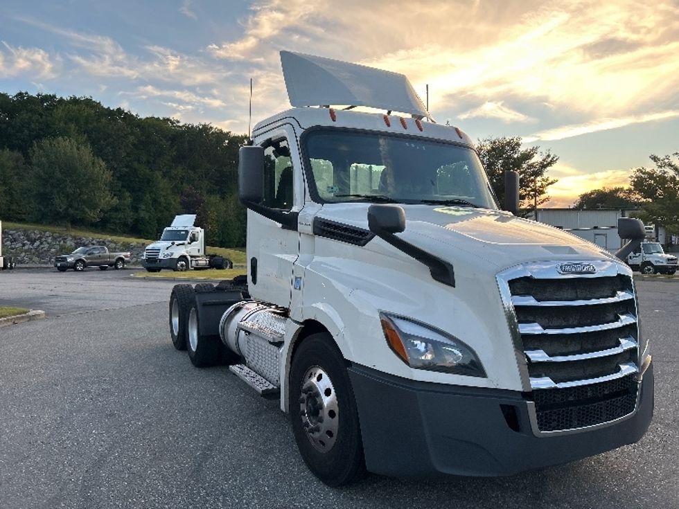 Day Cab Tractor-Heavy Duty Tractors-Freightliner-2019-T12664ST-Fitchburg-MA-594,637\n\t\tmiles-$ 30,250 - Image 1