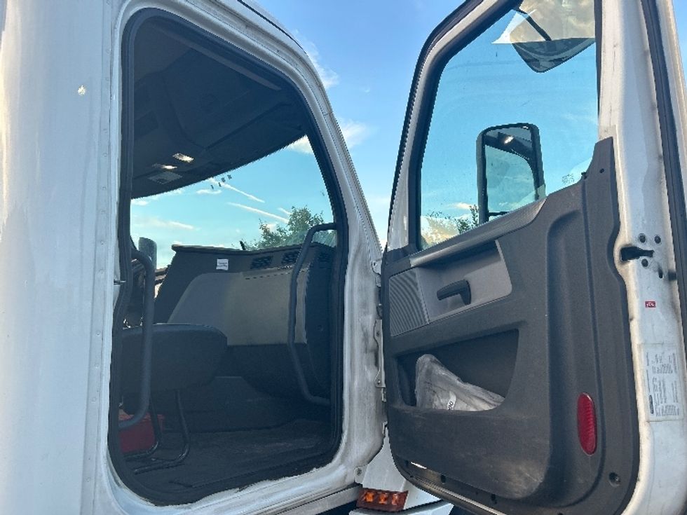 Day Cab Tractor-Heavy Duty Tractors-Freightliner-2019-T12664ST-Fitchburg-MA-594,637\n\t\tmiles-$ 30,250 - Image 12