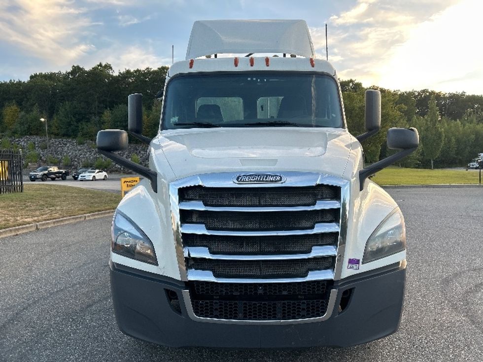 Day Cab Tractor-Heavy Duty Tractors-Freightliner-2019-T12664ST-Fitchburg-MA-594,637\n\t\tmiles-$ 30,250 - Image 2