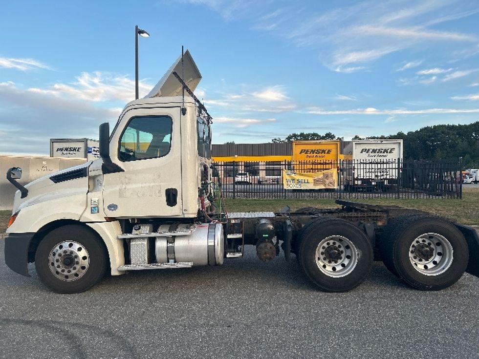 Day Cab Tractor-Heavy Duty Tractors-Freightliner-2019-T12664ST-Fitchburg-MA-594,637\n\t\tmiles-$ 30,250 - Image 4