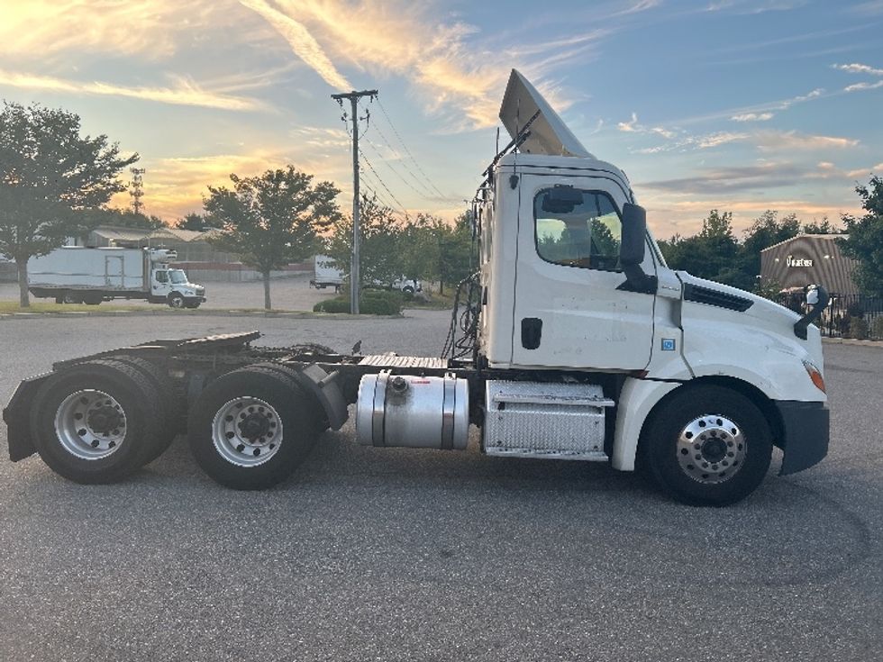 Day Cab Tractor-Heavy Duty Tractors-Freightliner-2019-T12664ST-Fitchburg-MA-594,637\n\t\tmiles-$ 30,250 - Image 8