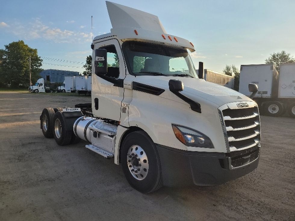 Day Cab Tractor-Heavy Duty Tractors-Freightliner-2019-T12664ST-Fitchburg-MA-612,582\n\t\tmiles-$ 34,250 - Image 1