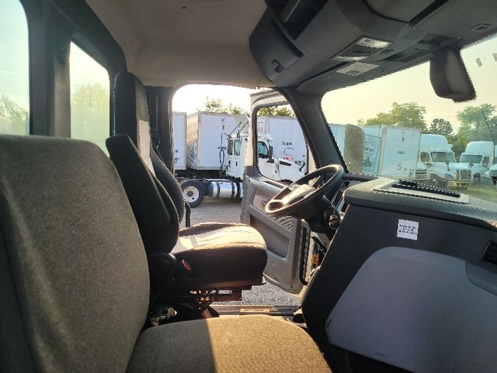 Day Cab Tractor-Heavy Duty Tractors-Freightliner-2019-T12664ST-Fitchburg-MA-612,582\n\t\tmiles-$ 34,250 - Image 13