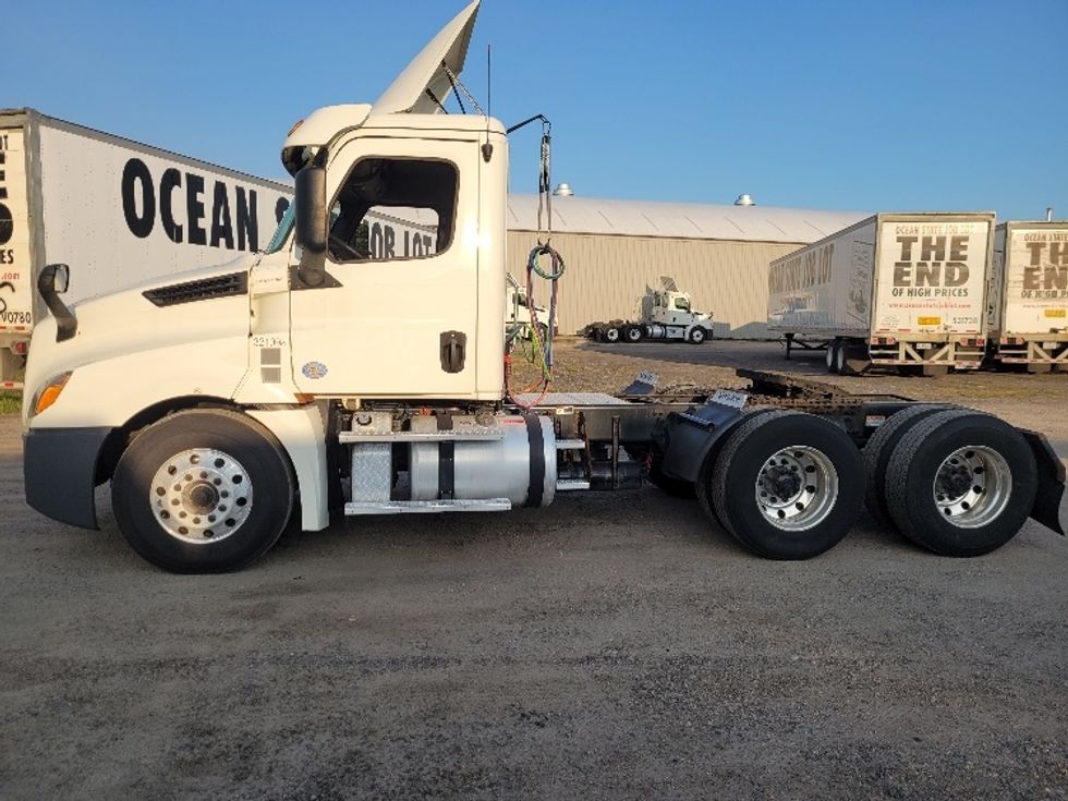 Day Cab Tractor-Heavy Duty Tractors-Freightliner-2019-T12664ST-Fitchburg-MA-612,582\n\t\tmiles-$ 34,250 - Image 4